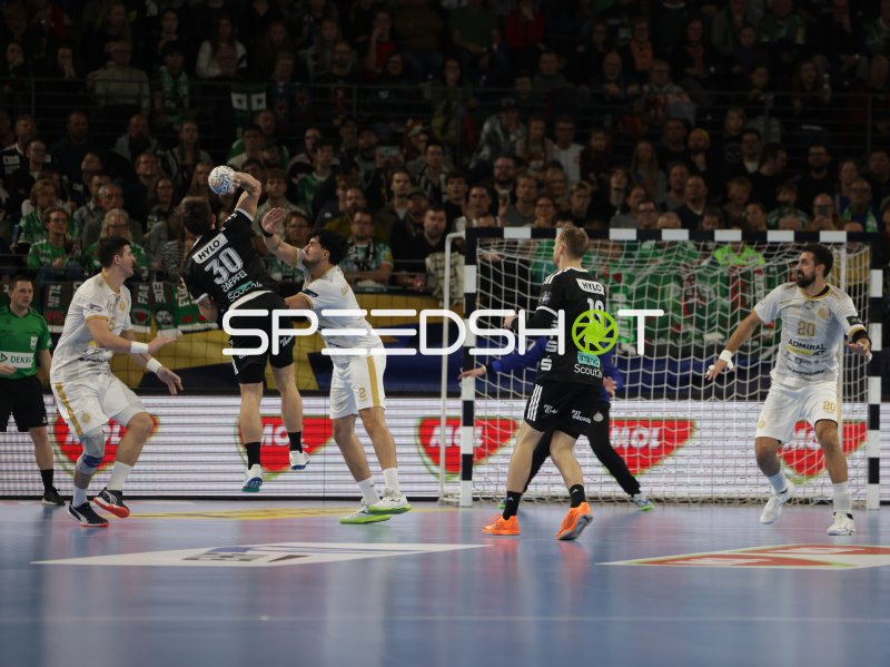 Angreifer (#30) im Wurfsprung in der Max-Schmeling-Halle Berlin