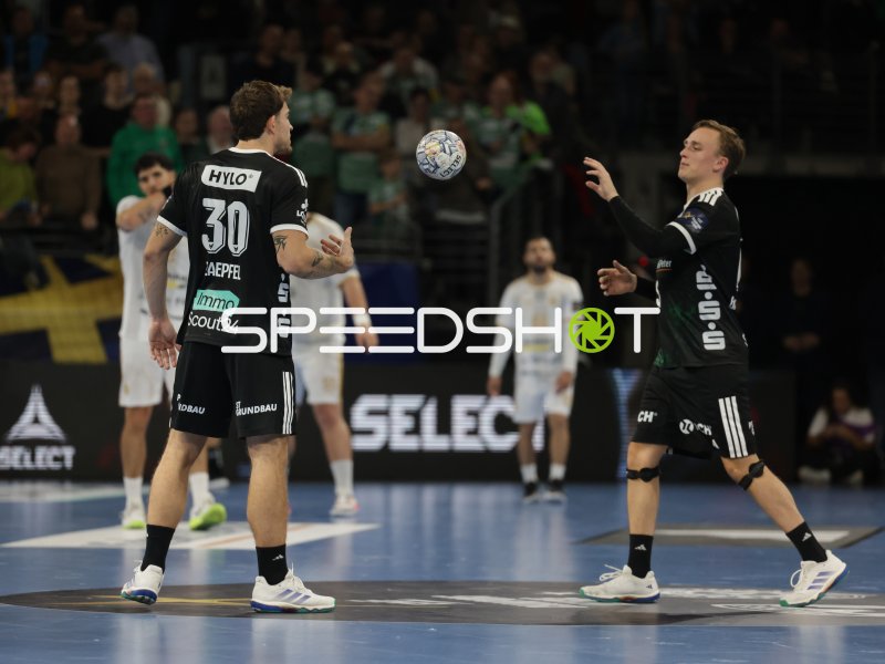 Handballspiel in der Max-Schmeling-Halle Berlin: Pass in der Luft
