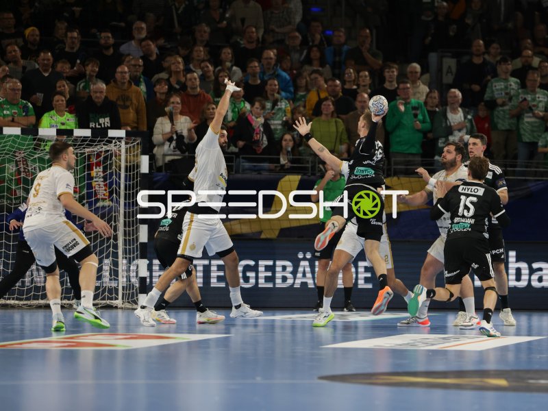 Sprungwurf im Duell mit Abwehrarm in der Max-Schmeling-Halle Berlin