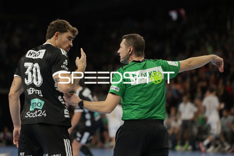 Spieler (#30) im Disput mit Schiedsrichter in der Max-Schmeling-Halle Berlin