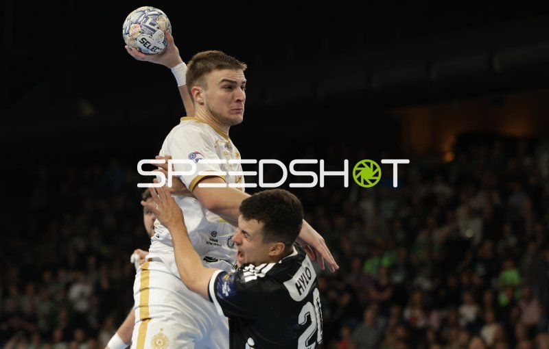 Handballspieler im Sprungwurf gegen Abwehr in der Max-Schmeling-Halle Berlin