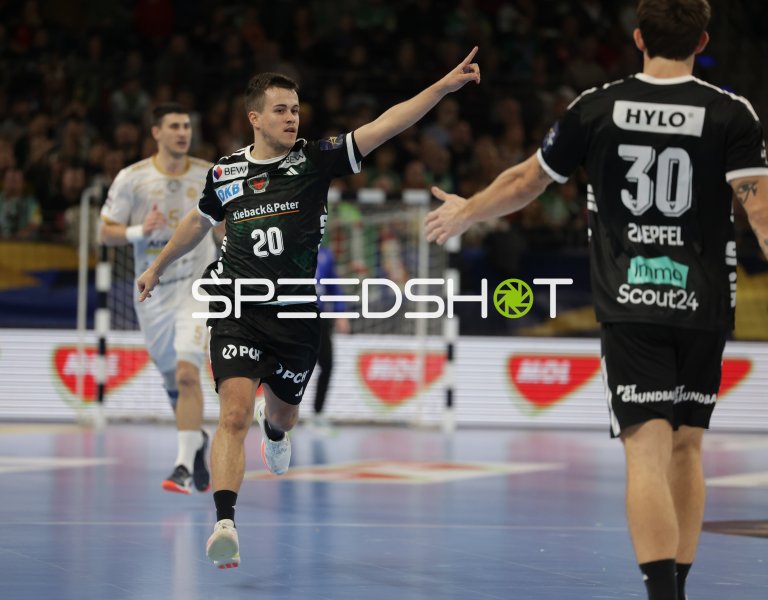Handballer der Füchse Berlin (#20) jubelt mit Fingerzeig nach oben