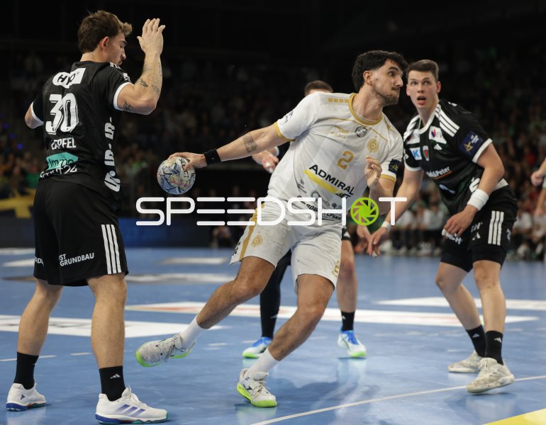 Angreifer mit Ball in der Max-Schmeling-Halle Berlin gegen die Abwehr