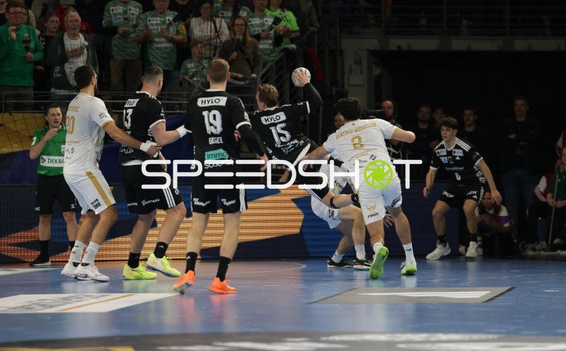Rückraumspieler im Sprungwurf bei Handball-Partie in der Max-Schmeling-Halle Berlin