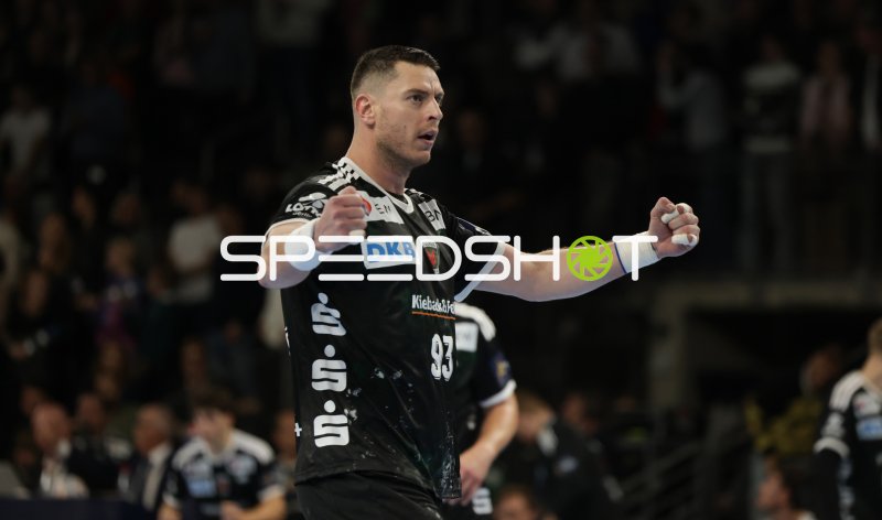 Handballer der Füchse Berlin mit Faust-Jubel in der Max-Schmeling-Halle