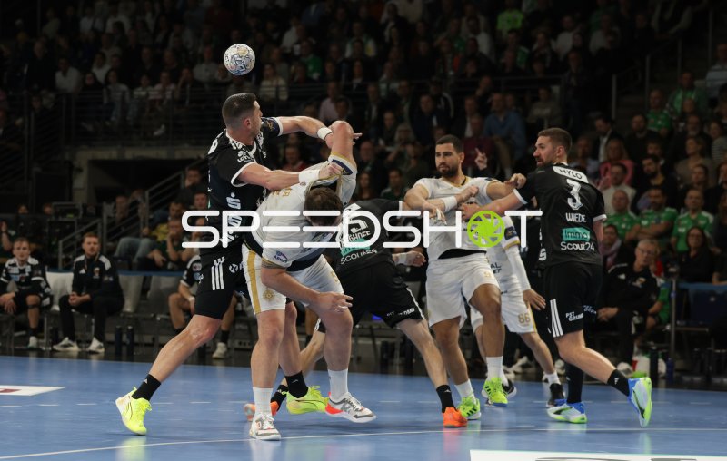 Fabian Wiede (#3; Füchse Berlin) im Zweikampf in der Max-Schmeling-Halle