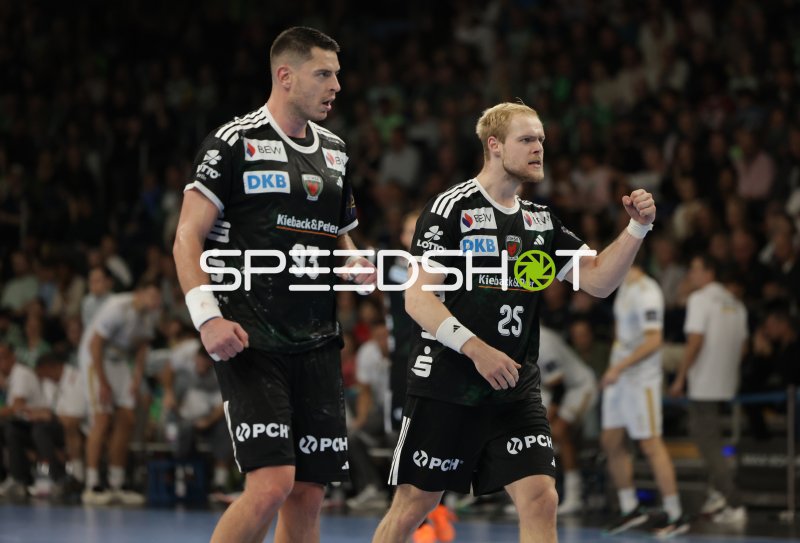 Spieler der Füchse Berlin feiern in der Max-Schmeling-Halle
