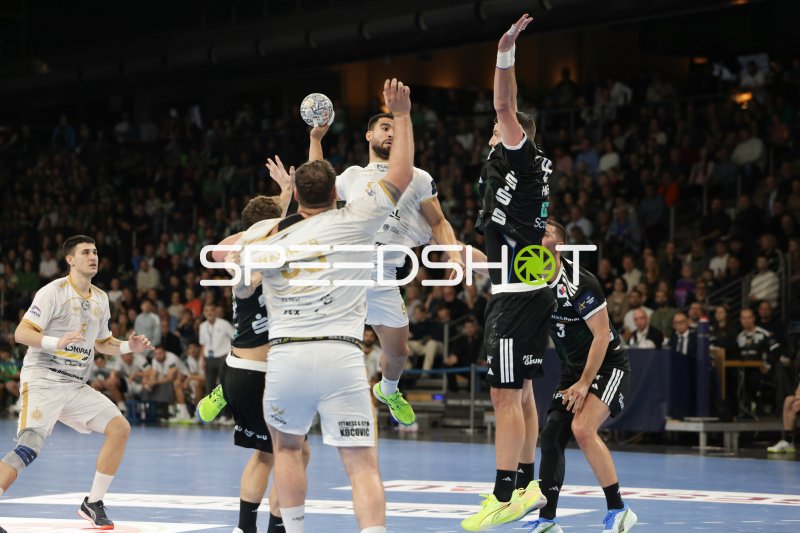 Angreifer im Sprungwurf in der Max-Schmeling-Halle Berlin