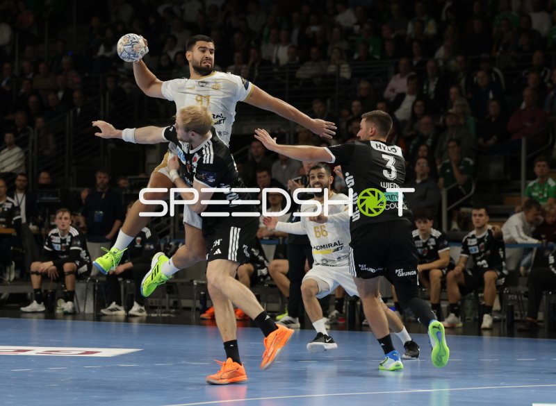 Spieler (#97) im Sprungwurf in der Max-Schmeling-Halle Berlin