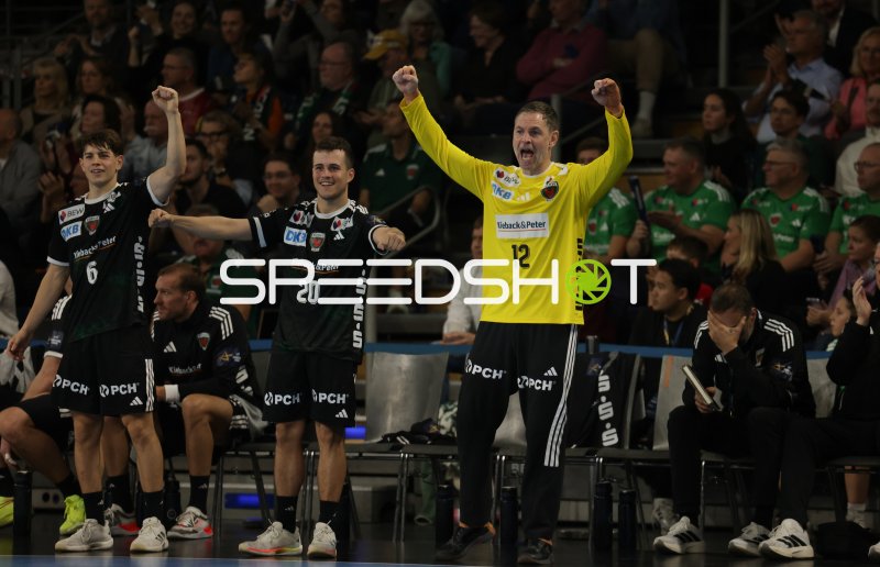 Torwart (#12) jubelt auf der Bank der Füchse Berlin in der Max-Schmeling-Halle