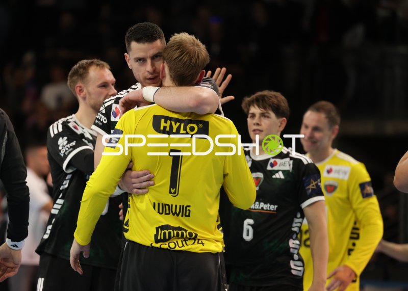 Mathias Gidsel (#19; Füchse Berlin) nach dem Abpfiff im Teamkreis