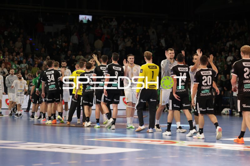 Spieler klatschen nach dem Spiel in der Max-Schmeling-Halle Berlin die Fans ab