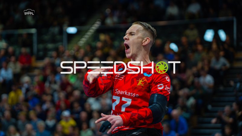 Torwart der HC Elbflorenz jubelt lautstark in der BallsportArena Dresden