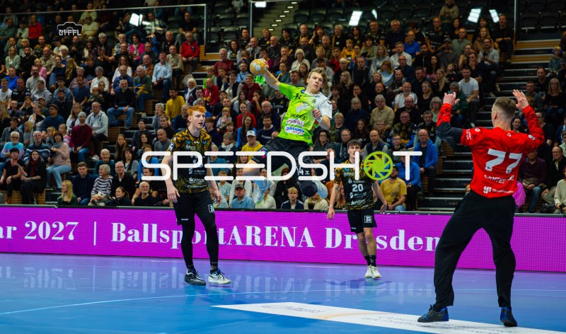 Sprungwurf in Dresden – Daniel Bláha (#19; HC Elbflorenz) und Dominik Skopár (#20; HC Elbflorenz) im Bild
