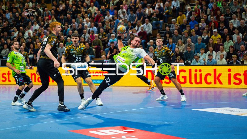 Angreifer im Sprungwurf, Ediz Aktaş (#21; HC Elbflorenz) in der Abwehr