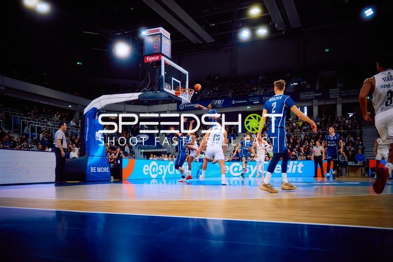 Ein Spieler der MLP Academics Heidelberg springt zum Korbleger.