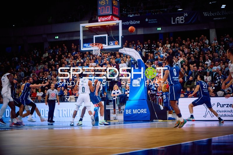 Spieler wirft den Ball in Richtung Korb