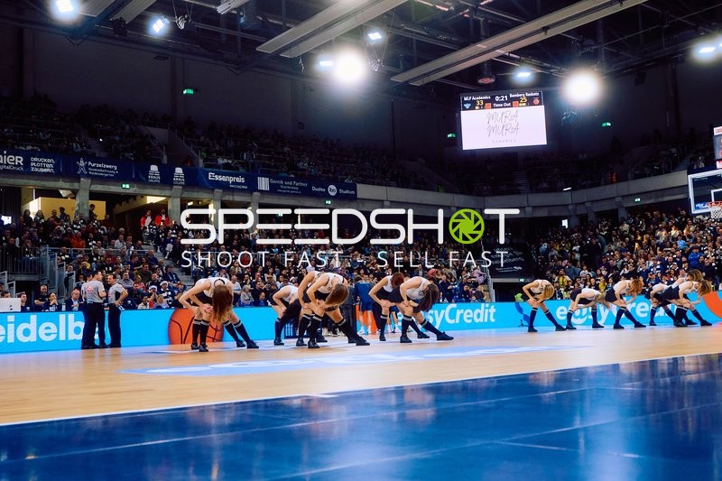 Cheerleading-Performance auf dem Spielfeld