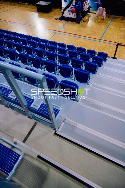 leere Tribüne in einer Sporthalle