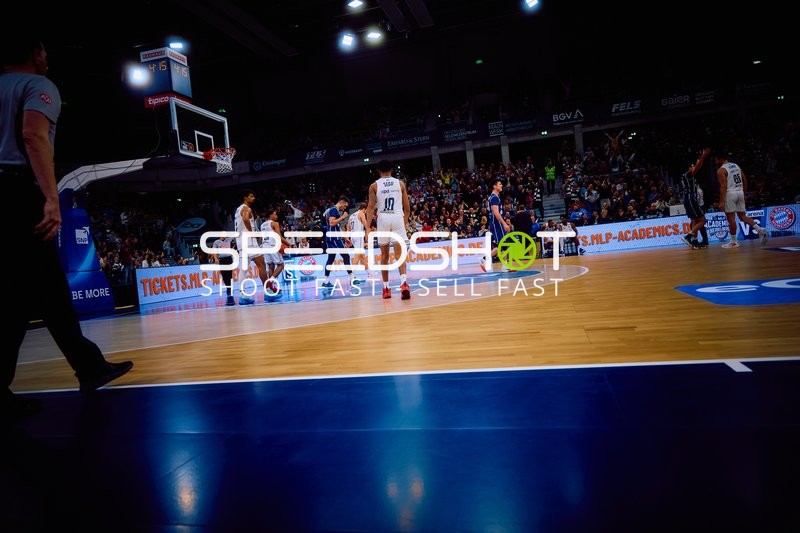 Basketballspiel Aktion nahe dem Korb