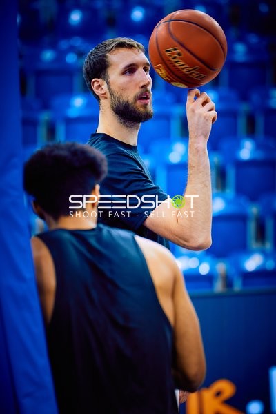 Ein Spieler balanciert einen Basketball auf seinem Finger.