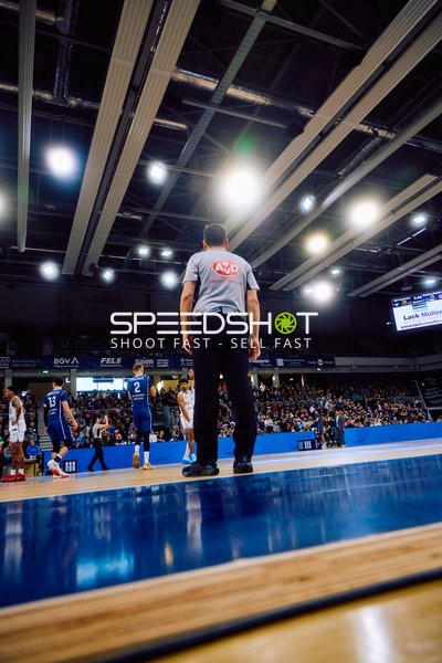 Ein Schiedsrichter beobachtet das Spielgeschehen.