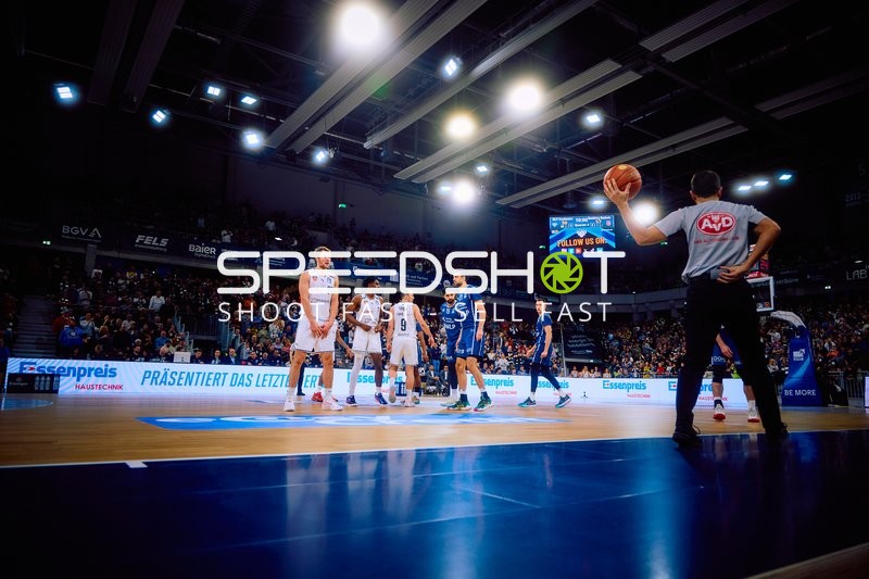 Der Schiedsrichter bereitet sich auf einen Einwurf vor.