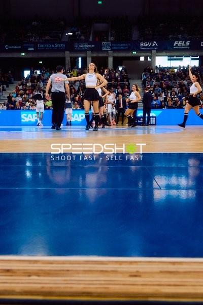 Spieleraufwärmen auf dem Spielfeld
