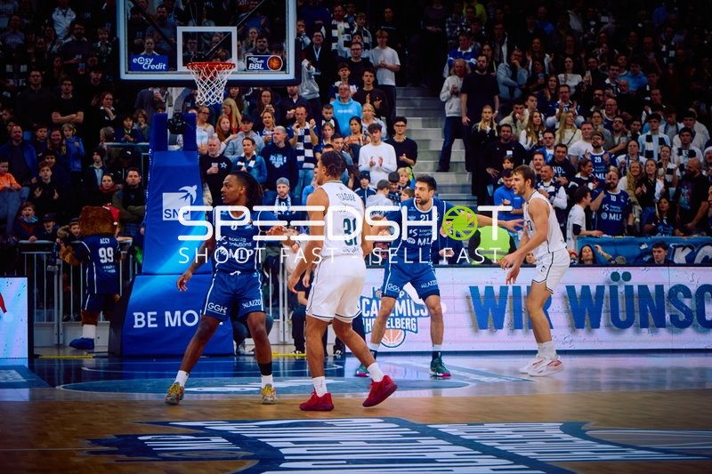 Ein Spieler von Brose Bamberg dribbelt den Ball gegen die Verteidigung von MLP Academics Heidelberg.