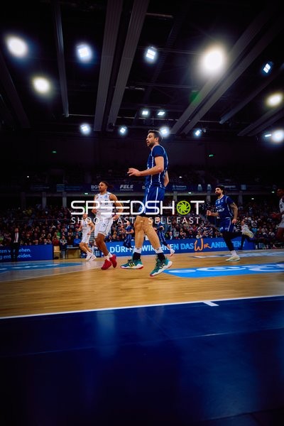 Spieler laufen über das Spielfeld