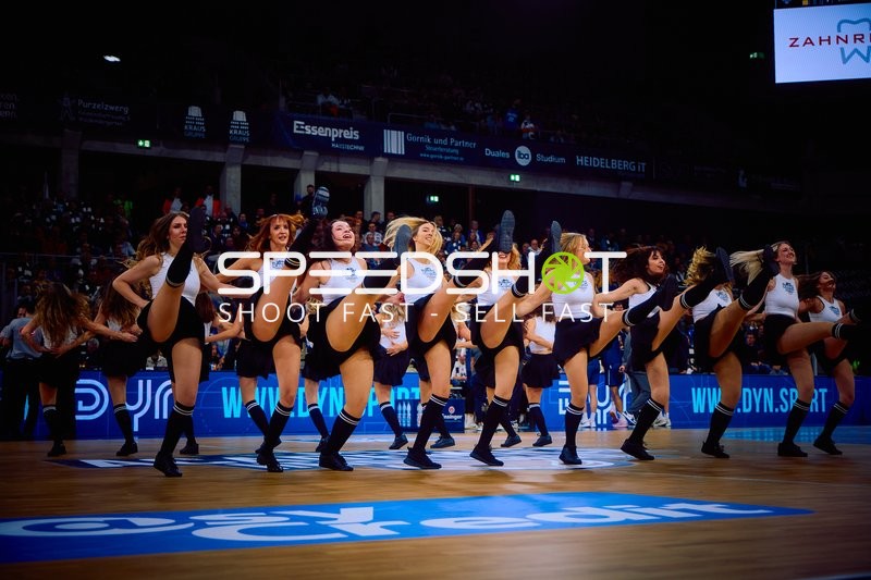 Cheerleader-Performance auf dem Spielfeld