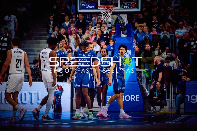 Spieler versammeln sich auf dem Spielfeld nach einer Spielunterbrechung.