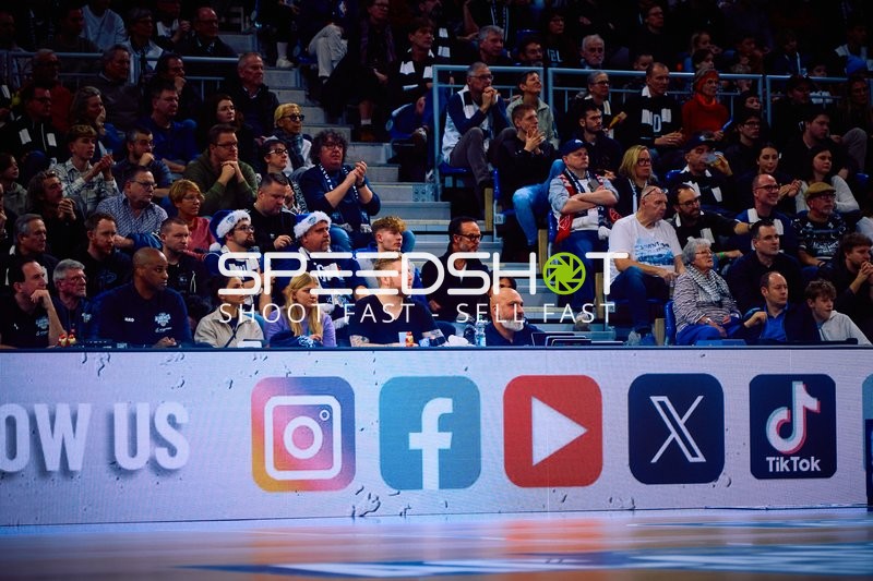 Zuschauer auf der Tribüne bei einem Basketballspiel