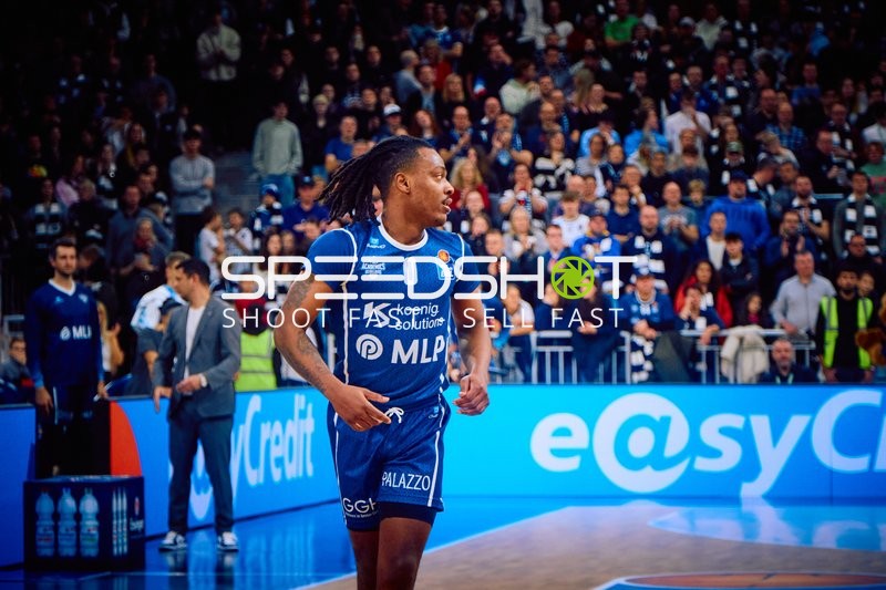 Ein Spieler der MLP Academics Heidelberg ist auf dem Spielfeld aktiv.