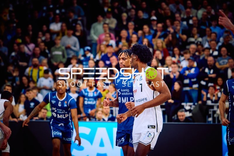 Spielszene mit mehreren Spielern auf dem Feld