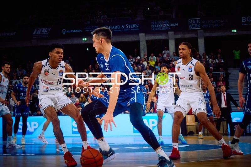 Ein Spieler von MLP Academics Heidelberg dribbelt den Ball gegen die Verteidigung von Brose Bamberg.