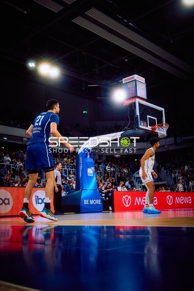 Ein Spieler von Brose Bamberg bewegt sich auf das Spielfeld.