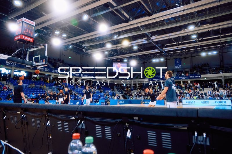 Aufwärmen der Spieler auf dem Spielfeld