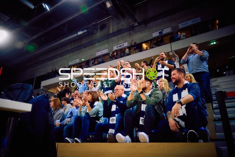 Zuschauer jubeln während eines Basketballspiels