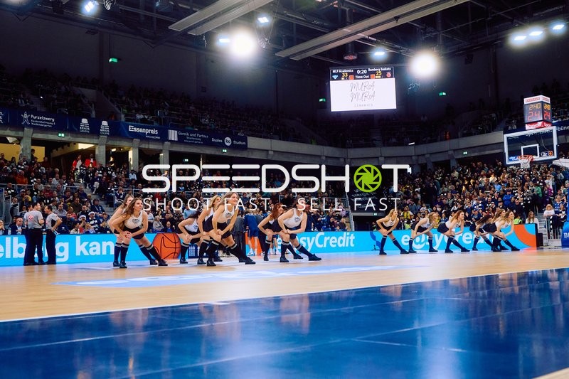 Cheerleader-Auftritt auf dem Basketballfeld