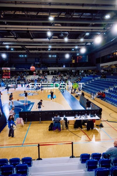 Aufwärmen der Basketballspieler auf dem Spielfeld