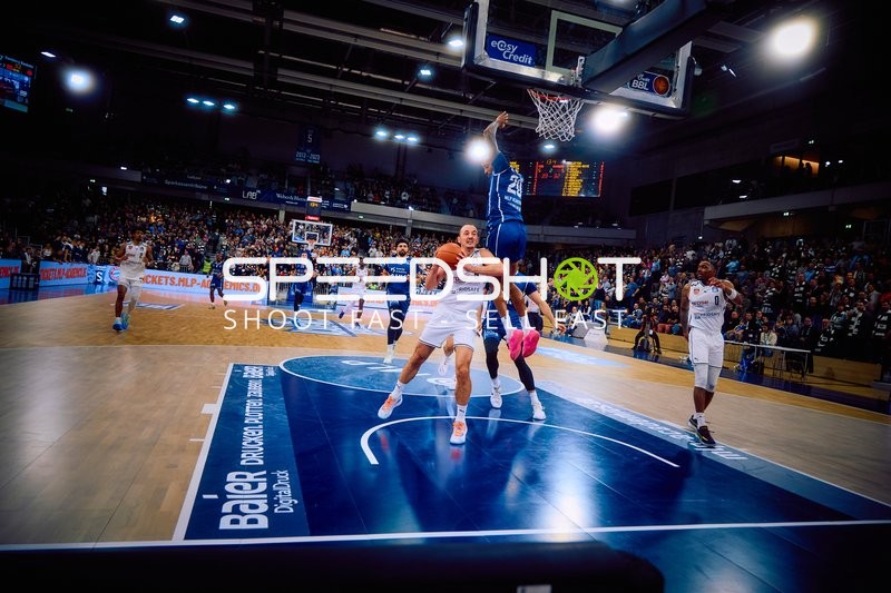 Ein Spieler von Brose Bamberg versucht einen Korbwurf.