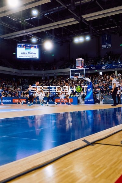 Spieler von MLP Academics Heidelberg versucht, den Ball zu passen.