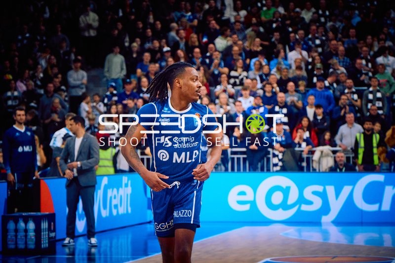 Spieler der MLP Academics Heidelberg läuft auf dem Spielfeld.