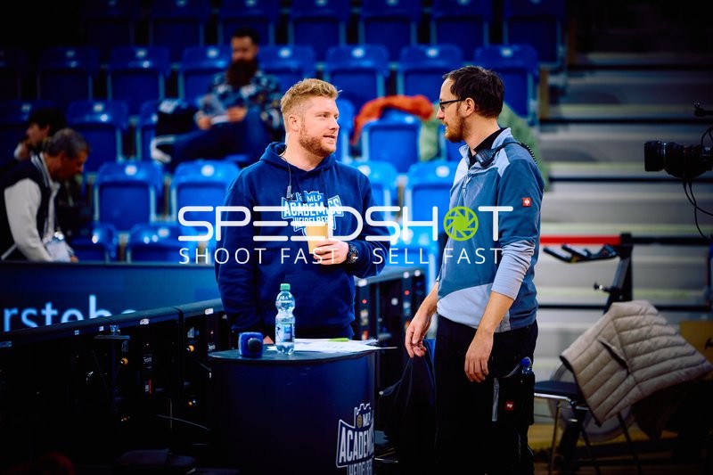 Gespräch zwischen zwei Personen am Spielfeldrand