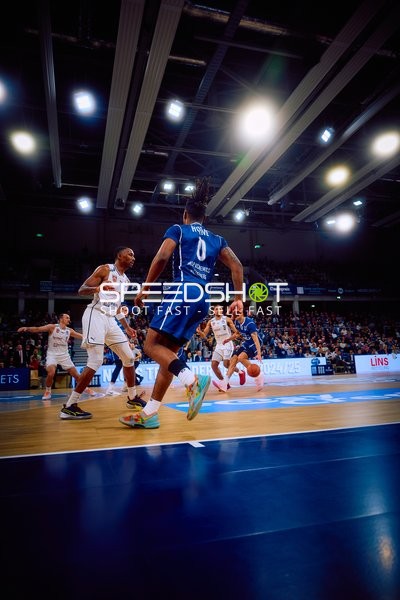 Ein Spieler von MLP Academics Heidelberg dribbelt den Ball Richtung Korb.