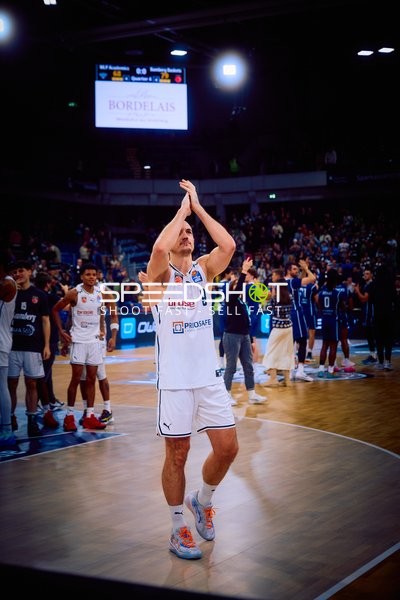 Spieler applaudiert nach dem Spiel.