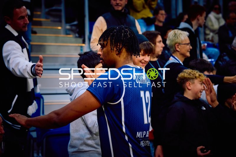 Ein Spieler der MLP Academics Heidelberg interagiert mit Fans.