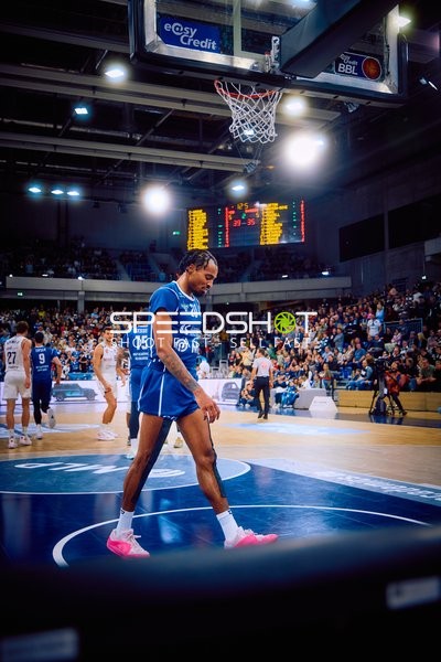 Ein Spieler der MLP Academics Heidelberg bewegt sich über das Spielfeld.