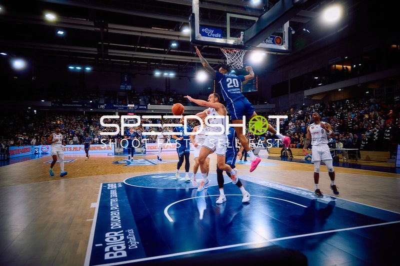 Ein Spieler der MLP Academics Heidelberg versucht, einen Korbleger zu blocken.